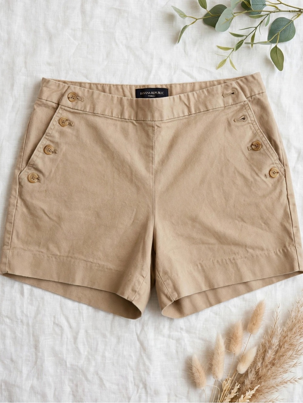 Banana Republic Shorts Size 4 - Khaki Sailor Button Shorts - Perfect Condition:)